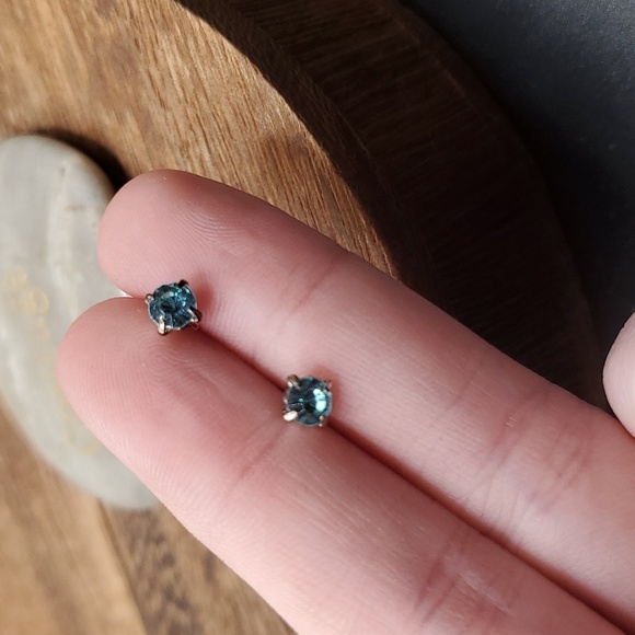 Aqua crystal tiny stud earrings E2154 - Picture 2 of 2